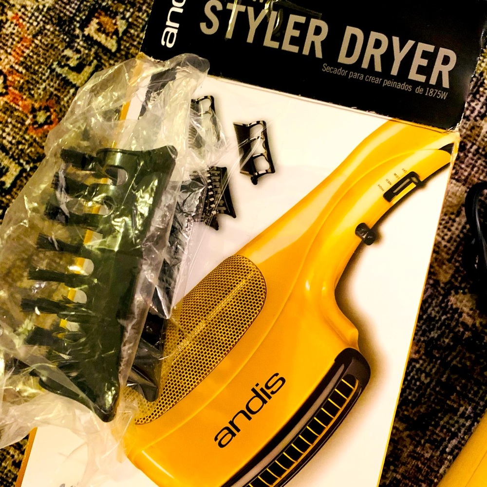 Andis Ceramic Stlying Tool for straightening hair